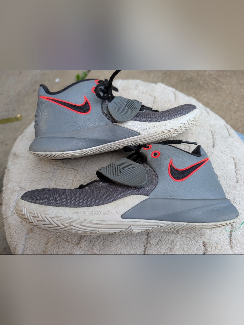 Nike Men’s Kyrie Flytrap III, Cool Grey/Black-Bright Crimson, Size 8